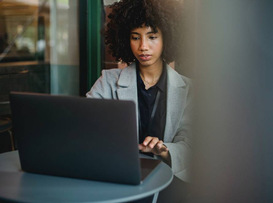 can a real estate agent hire an assistant